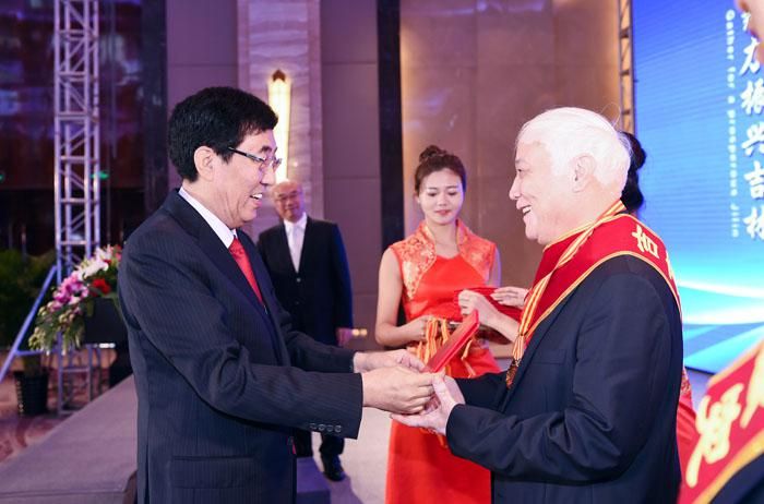 1、第二届全球吉商大会上，省委书记巴音朝鲁为获得“吉商凸起贡献人物”奖的曹和平董事长颁奖.jpg